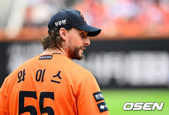 [OSEN=대전, 지형준 기자] 19일 오후 대전 한화생명볼파크에서 2025 신한 SOL Bank KBO리그 포스트시즌 플레이오프 2차전 한화 이글스와 삼성 라이온즈의 경기가 열렸다.한화는 라이언 와이스, 삼성은 최원태를 선발 투수로 내세웠다.3회초 1사 1루,3에서 한화 와이스가 삼성 디아즈에 역전 1타점 적시 2루타를 허용하며 아쉬워하고 있다. 2025.10.19 /jpnews@osen.co.kr