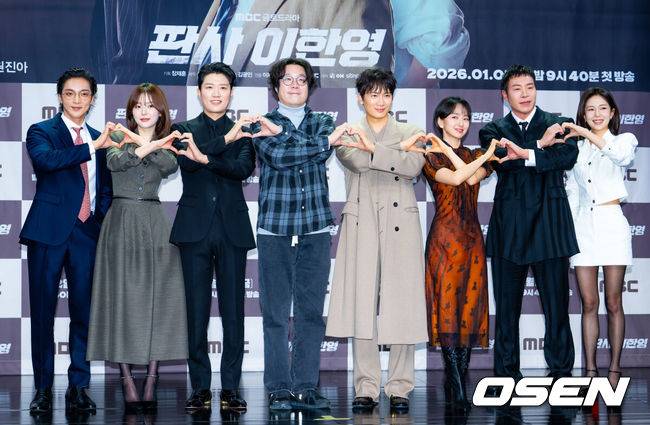 [OSEN=민경훈 기자] 2일 오후 서울 마포구 상암동 MBC 골든마우스홀에서 MBC 새 금토드라마 ‘판사 이한영’ 제작발표회가 열렸다.MBC 새 금토드라마 ‘판사 이한영’(기획 장재훈, 극본 김광민, 연출 이재진, 박미연)은 거대 로펌의 노예로 살다가 10년 전으로 회귀한 적폐 판사 이한영이 새로운 선택으로 거악을 응징하는 정의 구현 회귀 드라마다. 배우 황희, 오세영, 박희순, 이재진 PD, 지성, 원진아, 태원석, 백진희가 포즈를 취하고 있다. 2026.01.02 / rumi@osen.co.kr