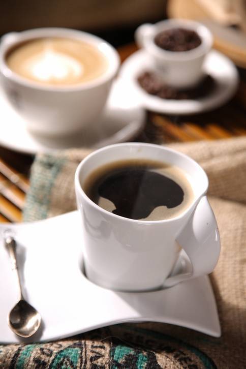 공복 커피가 부담스럽다면 대안도 있다. 소량의 단백질이나 간단한 음식 섭취만으로도 위장과 혈당 부담을 크게 줄일 수 있다. 게티이미지