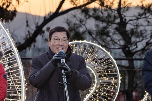 김경호 서울 광진구청장이 지난 1일 아차산 해맞이 축제에서 인사말을 하고 있다.   광진구 제공