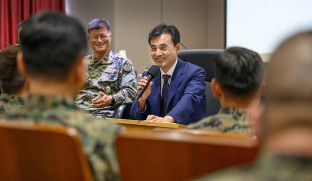 안규백 국방부 장관이 지난해 7월 28일 취임 후 첫 현장점검으로 방문한 특수전사령부 제3공수여단 장병들을 만나 웃음 가득한 표정으로 대화하고 있다. 사진 제공=국방부