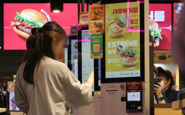 서울 시내의 한 햄버거 프랜차이즈에서 시민들이 키오스크를 이용해 주문하고 있다. 뉴스1