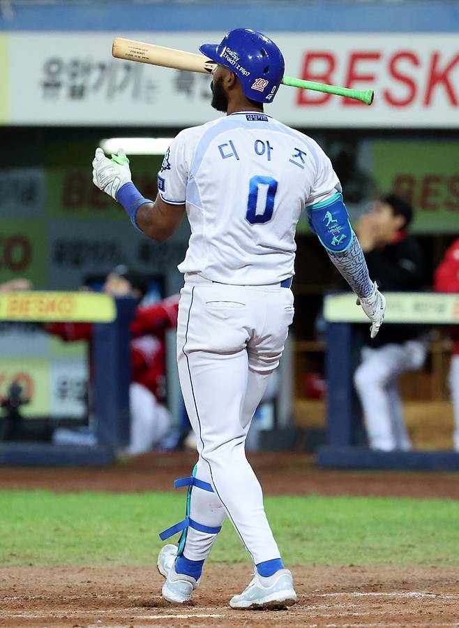 지난해 50홈런을 쳐내며 이 부문 1위에 오른 디아즈는 올해도 유력한 홈런왕 후보로 손꼽힌다. 그가 외국인선수 최초이자 최정 이후 9년만의 연속시즌 홈런왕에 오를지에도 관심이 쏠린다. 뉴시스
