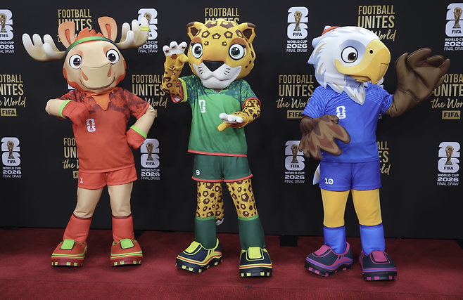 지난달 미국 워싱턴에서 열린 2026 국제축구연맹(FIFA) 월드컵 공식 조추첨 행사에서 캐나다의 마스코트 ‘메이플 더 무스’, 멕시코의 ‘자유 더 재규어’, 미국의 ‘클러치 더 이글’이 레드카펫에서 포즈를 취하고 있다.  게티이미지