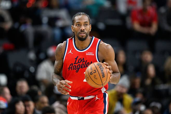 LA클리퍼스 카와이 레너드가 2일 유타전에서 드리블하고 있다. AP연합뉴스