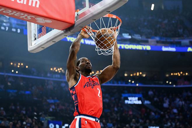 LA 클리퍼스 레너드가 2일 유타전에서 덩크슛을 터뜨리고 있다. AP연합뉴스