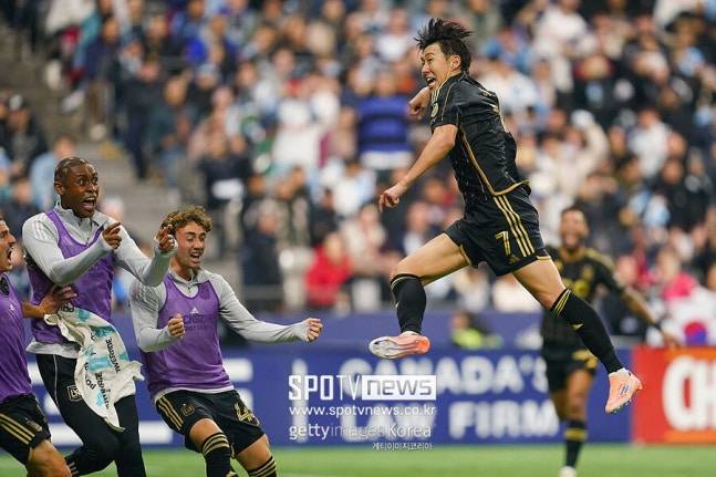 ▲ 손흥민은 LAFC 첫해 팀의 핵심 자원으로 자리잡으면서 월드클래스 기량을 잘 보여줬다. 서부 콘퍼런스 플레이오프 4강전에서 밴쿠버 화이트캡스를 맞아 후반 만회골과 추가시간 극장 동점골을 터뜨리는 원맨쇼를 펼쳐 놀라움을 안겼다. 아쉽게도 승부차기에서 첫 번째 키커로 나서 실축해 고개를 떨궜으나 MLS 레벨 이상의 실력을 증명했다.