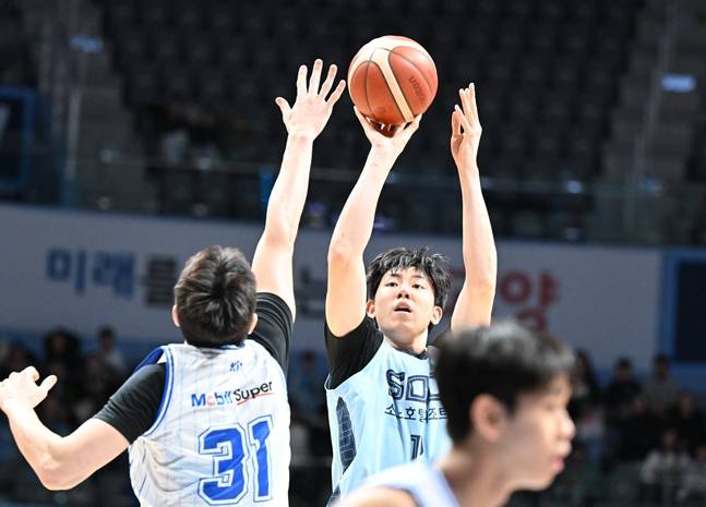 김준일(왼쪽) 앞에서 슛을 시도하는 강지훈. /사진=KBL