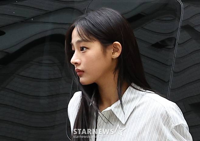 [서울=뉴시스] 최진석 기자 = 뉴진스 민지가 서울 서초구 서울중앙지법에서 열린 '뉴진스 계약해지 선언에 계약 유효 확인 소송' 관련 소송 조정기일에 출석하고 있다. 2025.08.14. myjs@newsis.com /사진=최진석