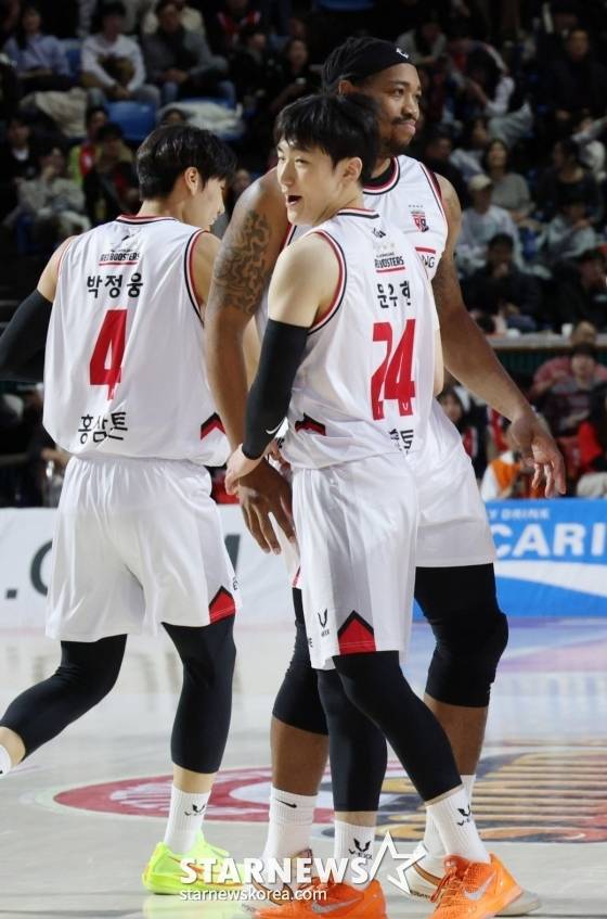 문유현(가운데)이 1일 오후 4시 30분 서울 잠실학생체육관에서 열린 2025~2026 LG전자 프로농구 정규리그 경기에서 미소짓고 있다. /사진=김진경 대기자