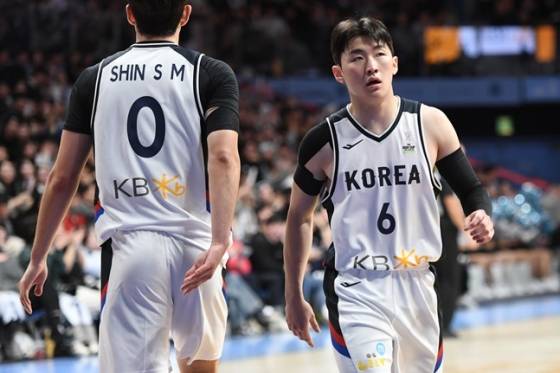 2024년 11월 국가대표 소집 당시 문유현(오른쪽). /사진=대한민국농구협회 제공