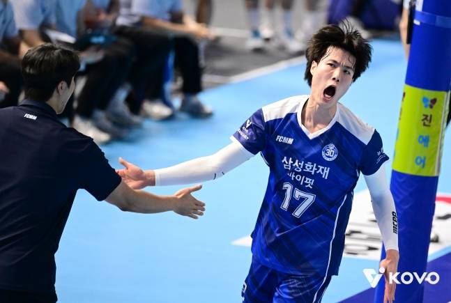 선발 출전한 이윤수(오른쪽)가 득점 후 고 대행과 하이파이브를 하고 있다. /사진=KOVO 제공