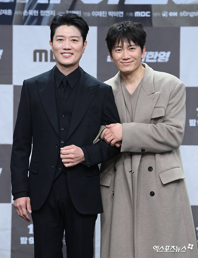 박희순과 지성이 다정한 포즈를 취하고 있다 / 엑스포츠뉴스 고아라 기자