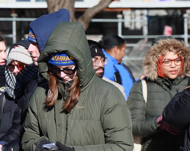 맘다니 취임행사 대기하는 뉴욕커들 (뉴욕=연합뉴스) 이지헌 특파원 = 1일(현지시간) 미국 뉴욕 뉴욕시청 인근에서 조란 맘다니 취임 축하행사장 입장을 위해 뉴욕시민들이 대기하고 있다. 2026.1.1 pan@yna.co.kr