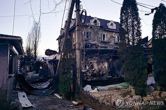 1일 러시아가 점령한 우크라이나 헤르손 지역 호를리 마을이 우크라이나의 드론 공격을 받아 부서져 있는 모습 [타스=연합뉴스]