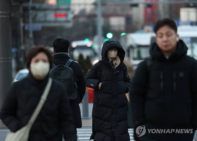 '새해 첫 출근합니다' (서울=연합뉴스) 이지은 기자 = 새해 첫 출근일인 2일 서울 광화문 사거리에서 시민들이 횡단보도를 건너고 있다. 2026.1.2 jieunlee@yna.co.kr