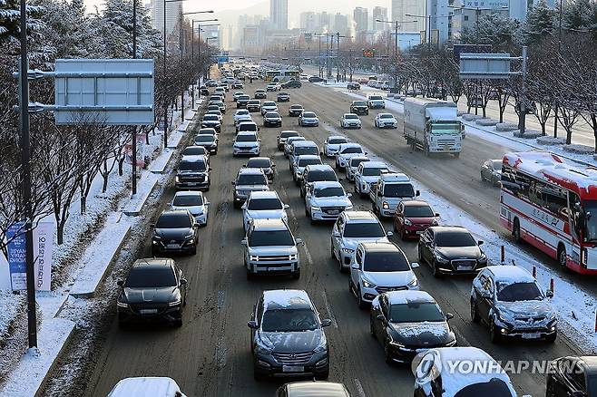눈 내린 새해 첫 출근길 (광주=연합뉴스) 조남수 기자 = 새해 첫 출근일인 2일 광주 서구 무진대로가 출근길에 나선 차량으로 정체되고 있다. 2026.1.2 iso64@yna.co.kr