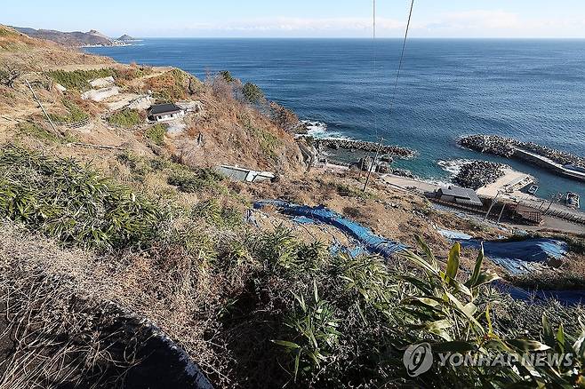 산불로 폐허 된 석리 따개비 마을 (영덕=연합뉴스) 윤관식 기자 = 2일 경북 영덕군 영덕읍 석리 따개비 마을이 지난해 3월 산불로 인해 폐허가 된 채 방치된 모습. 2026.1.2 psik@yna.co.kr