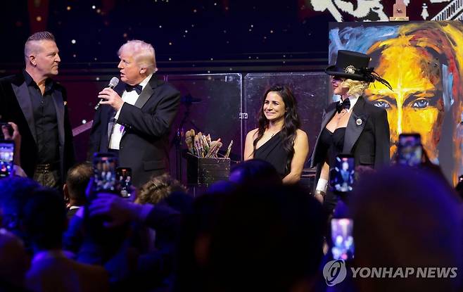 새해맞이 파티에서 자선 경매를 진행하는 도널드 트럼프 미국 대통령 [로이터=연합뉴스 자료사진. 재판매 및 DB 금지]