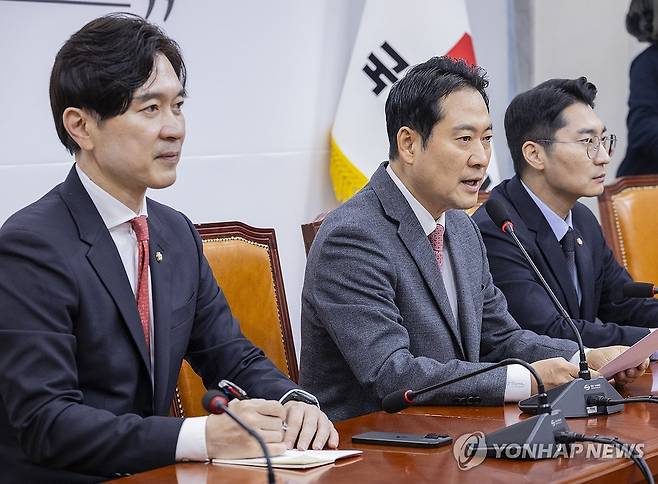 기자간담회에서 발언하는 장동혁 대표 (서울=연합뉴스) 황광모 기자 = 국민의힘 장동혁 대표가 2일 국회에서 기자간담회에서 현안 관련 발언을 하고 있다. 2026.1.2 hkmpooh@yna.co.kr