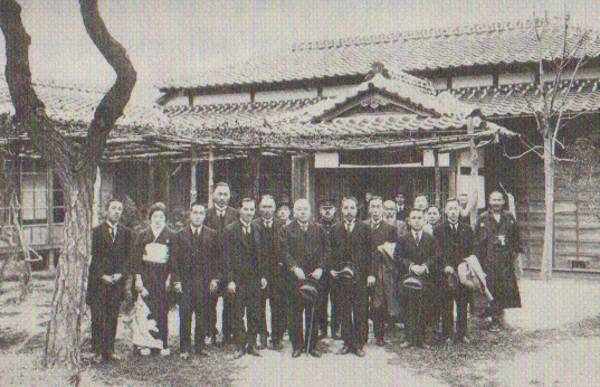 1926년 4월 23일 고창고보 낙성식 후 김제 마스토미 집에서 찍은 기념 사진. 가운데 흰 머리가 사이토 총독, 좌측 웃고 있는 이가 마스토미, 좌에서 두 번째가 마스토미 부인으로 추정된다. 국민일보 전정희 기자 제공