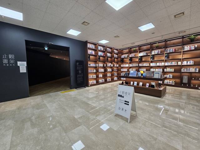 유니스트 지관서가는 대학 도서관과 협력해 지관서가 밖 벽 모두를 서재로 꾸몄다. 김효정 기자