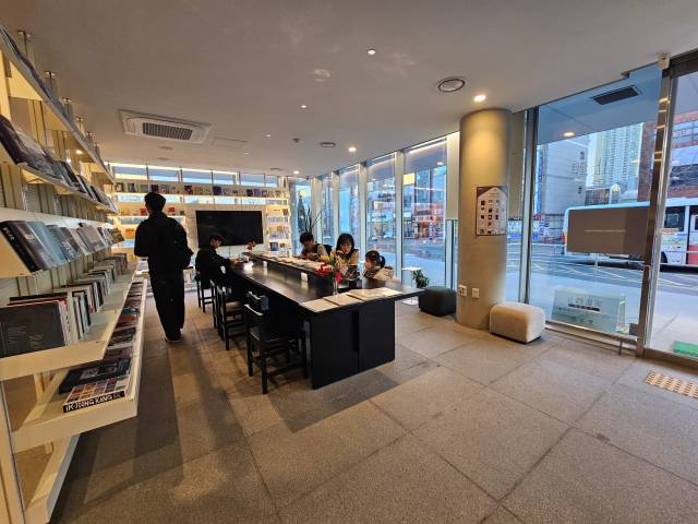 울산시립미술관 지관서가는 도심 대로변에 있어 창을 사이로 밖은 차들이 바쁘게 지나가고 안은 여유롭게 책 읽는 사람을 볼 수 있다. 김효정 기자