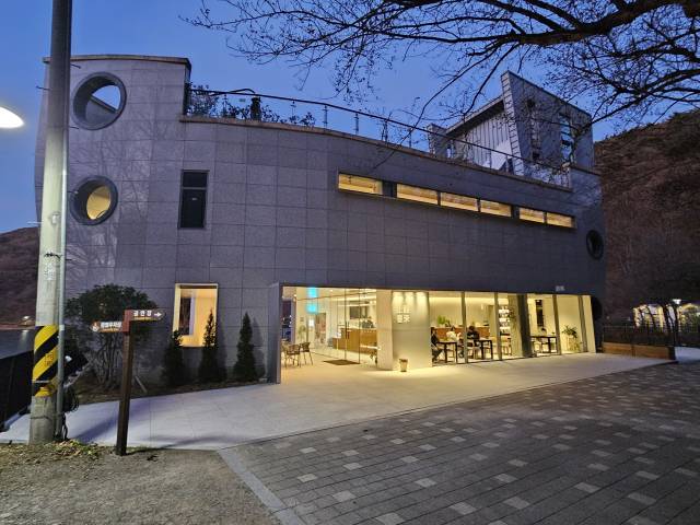 박상진호수공원 지관서가는 밤 풍경도 색다른 매력이 있다. 김효정 기자