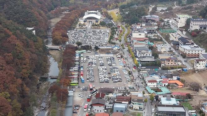 ▲ 문경새재도립공원 주차장을 꽉 메운 탐방객들의 차량들. 경북일보DB