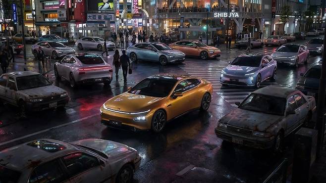 일본 도쿄 시부야의 번화가 도로를 화려한 중국 브랜드 전기차들이 가득 메우고 있는 모습