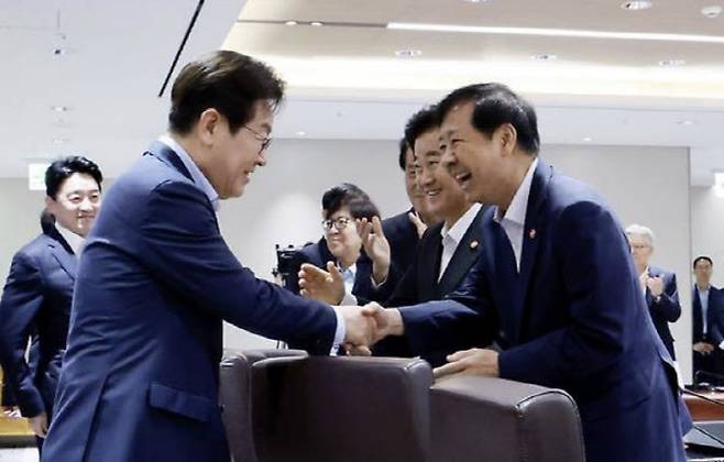 내년 1월1일부터 디지털자산에 세금이 부과될지 여부는 2일부터 공식 출범하는 재정경제부에서 정부안이 결정될 전망이다. 사진은 이재명 대통령과 구윤철 부총리 겸 재경부 장관이 국무회의에서 만나 악수하는 모습이다. (사진=대통령실통신사진기자단)
