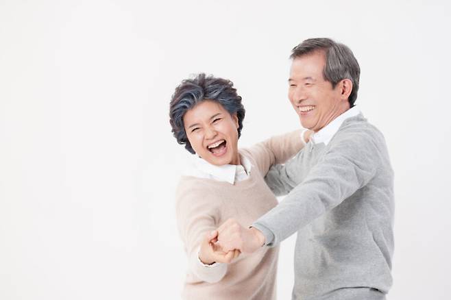 건강하게 오래 사는 장수인들은 활동적인 생활 습관을 가지고 있고, 낙관주의자인 경우가 많다. 사진=클립아트코리아