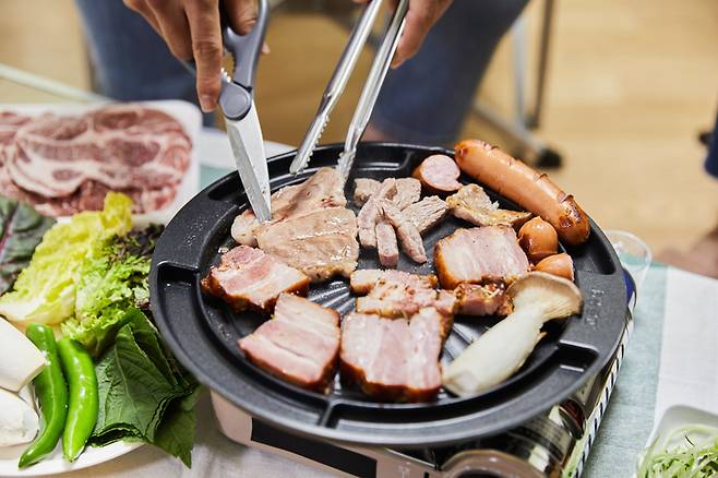 아침 공복 혈당이 높은 경우 밤에 단백질이 많은 육류를 과식했는지 점검할 필요가 있다. 단백질은 천천히 소화 흡수되어 아침 식전 혈당을 올릴 수 있다. 사진=게티이미지뱅크