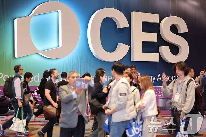 세계 최대 IT(정보기술)·가전 전시회 'CES 2025' 폐막을 하루 앞둔 9일(현지시간) 미국 네바다주 라스베이거스 컨벤션센터(LVCC)에서 관람객들이 전시장을 오가고 있다. 2025.1.10/뉴스1 ⓒ News1 신웅수 기자