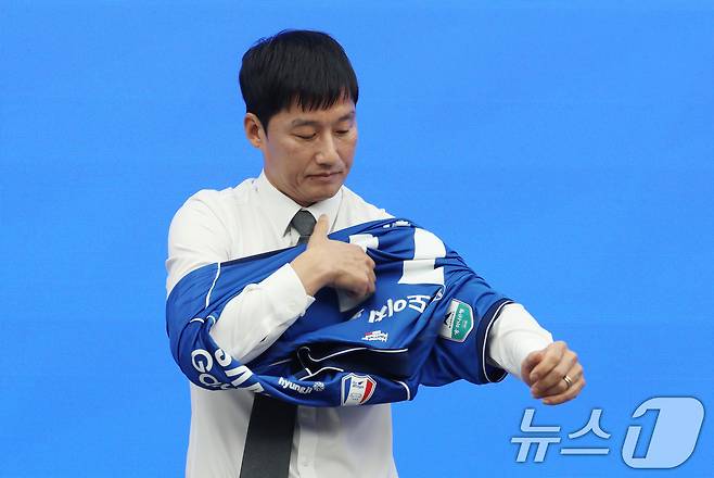 이정효 수원삼성 신임 감독이 2일 경기 수원시 권선구 도이치오토월드 차란차 스튜디오에서 열린 취임 기자회견에서 시즌 새 유니폼을 입고 있다. 2026.1.2/뉴스1 ⓒ News1 김영운 기자