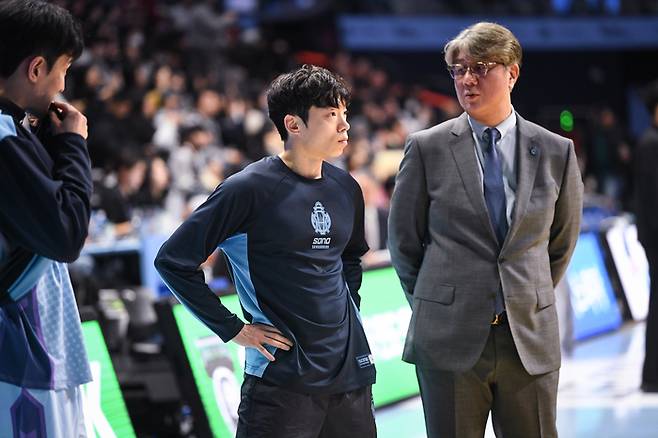 고양 소노 이재도(왼쪽)과 손창환 감독(오른쪽). 사진 | KBL