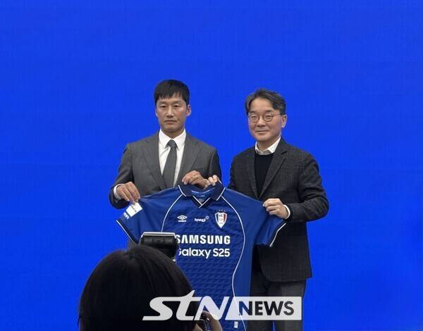 이정효 감독(왼쪽)이 2일&nbsp;오후 2시 수원에 위치한 도이치오토월드 차란차 스튜디오에서 진행된 취임식에서 수원삼성 강우영 대표이사와 포즈를 취하고 있다. /사진(수원)=강의택 기자