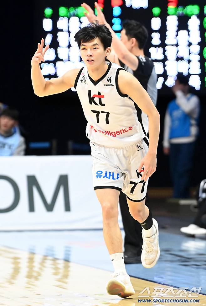 3일 고양소노아레나에서 열린 프로농구 고양 소노와 수원 KT의 경기. KT 강성욱이 3점슛을 성공한 후 기뻐하고 있다. 고양=허상욱 기자wook@sportschosun.com/2026.01.03/