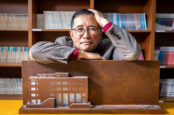 김성구 샘터사 대표에게 월간 ‘샘터’는 아픈 자식 같은 존재가 아니었을까. 그는 이렇게 말했다. “아팠죠. 늘 아팠죠…. 아프지만 너무나 귀중한 자식입니다.” 사진 속 작품은 금속 조각가 강은구가 옛 샘터 사옥을 모티브로 만든 것이다. /이신영 영상미디어 기자
