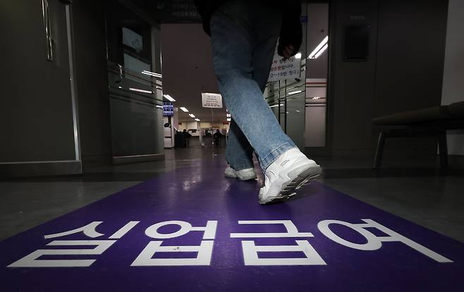 지난달 10일 서울 마포구 서부고용복지플러스 센터에서 실직자들이 실업급여 상담을 받기 위해 상담소로 들어서고 있다. /장경식 기자