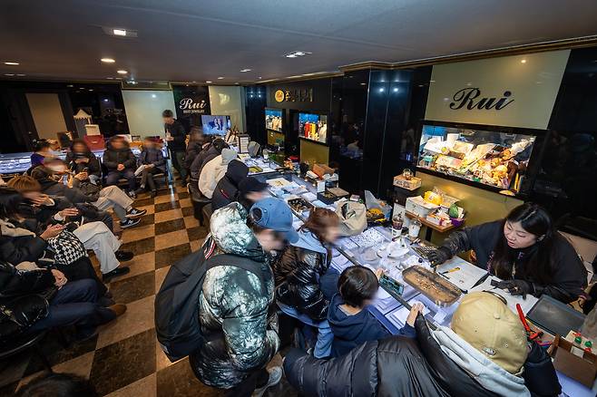 지난달 30일 오후 서울 종로의 한 귀금속 매장. ‘에어컨에도 금이 있다’는 영상으로 화제가 된 유튜버 ‘링링언니’가 운영하는 곳이다. 금을 팔기 위해 찾아온 손님 수십 명이 자기 차례를 기다리고 있다. /이건송 영상미디어 기자