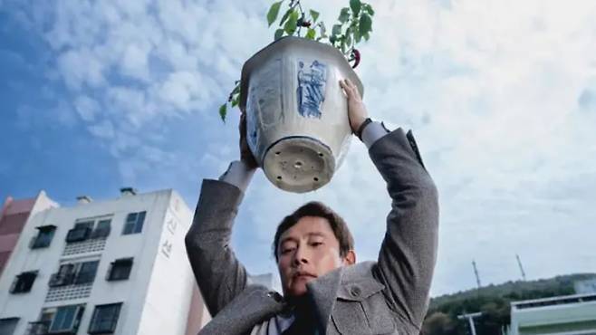 영화 ‘어쩔수가없다’의 한 장면.