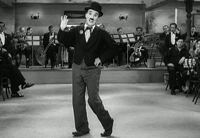 ’인생은 가까이서 보면 비극이지만, 멀리서보면 희극’이라고 했던 찰리 채플린. 경량 정체성의 시조라 할만하다.