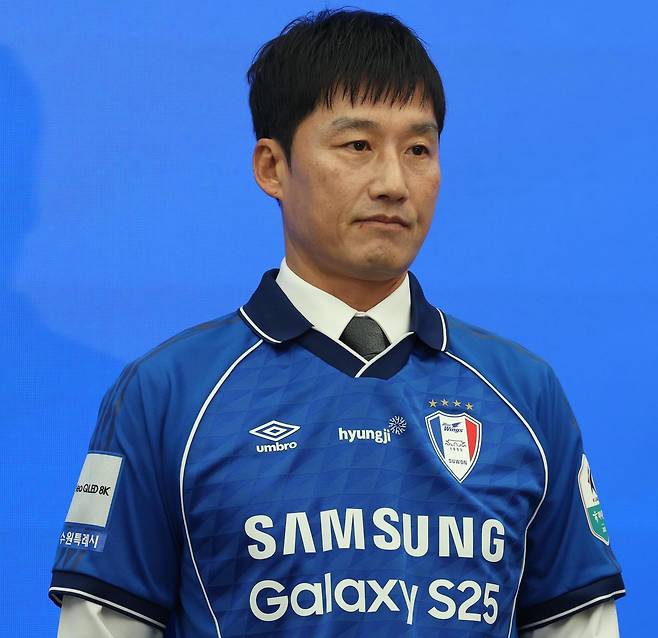 이정효 프로축구 K리그2(2부) 수원 삼성 신임 감독이 2일 경기 수원시 도이치오토월드에서 열린 취임 기자회견에서 2026시즌 새 유니폼을 입고 카메라 앞에 섰다. 수원=뉴스1
