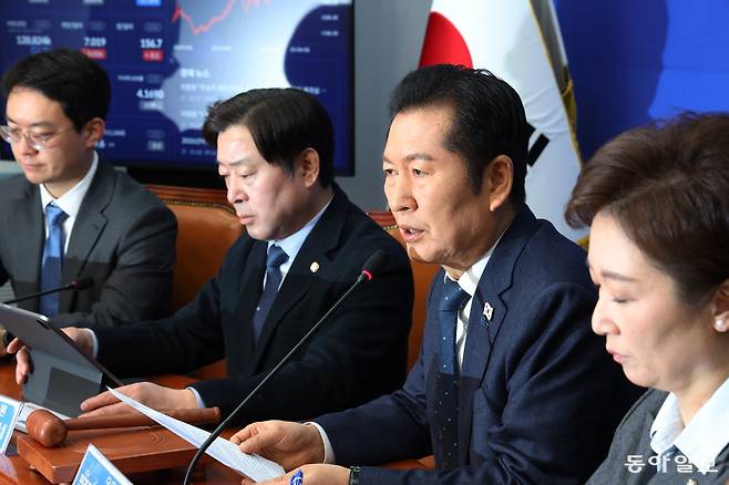 더불어민주당 정청래 대표(오른쪽에서 두 번째)가 2일 서울 여의도 국회에서 열린 최고위원회의에서 발언하고 있다. 이날 정 대표는 최근 불거진 공천헌금 의혹을 겨냥해 “신상필벌을 명확히 하지 않으면 공과 사가 뒤섞여 당의 질서와 기강이 무너진다”고 강조했다. 이훈구 기자 ufo@donga.com