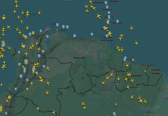 항공기 경로 추적 사이트 ‘플라이트레이더24(Flightradar24)’에서 확인한 미국 국적 항공기가 베네수엘라 영공을 통과하거나 운항하고 있지 않는 모습. 플라이트레이더24 캡처