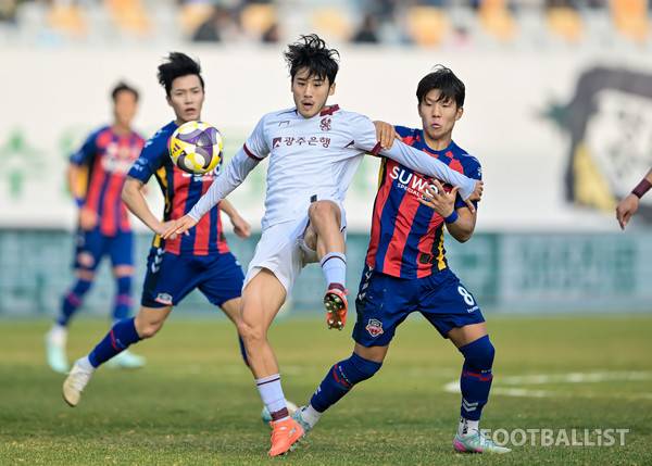 최경록(가운데, 광주FC), 노경호(오른쪽, 수원FC). 서형권 기자