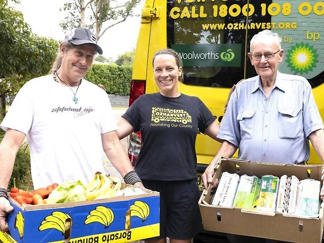 2004년 설립된 비영리 식량구호단체 오즈하베스트는 폐기될 식재료를 수거해 자원봉사자를 통해 취약계층에 제공한다. 오즈하베스트 누리집