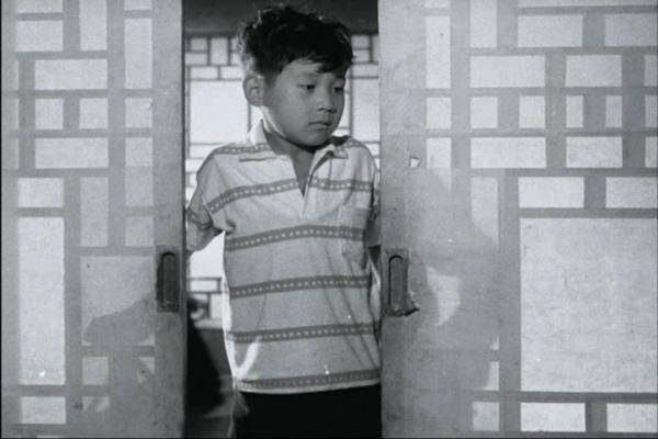 신상옥 감독이 연출한 영화 '자매의 화원'(1959) 속 소년 안성기.