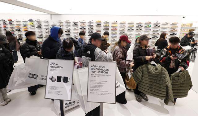 11일 서울 용산구 아이파크몰에 개장한 '무신사 메가스토어 용산'을 찾은 시민들이 상품 구매를 위해 줄을 서고 있다. 연합뉴스